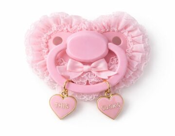 THIS SUCKS : la tétine comme manifeste visuel